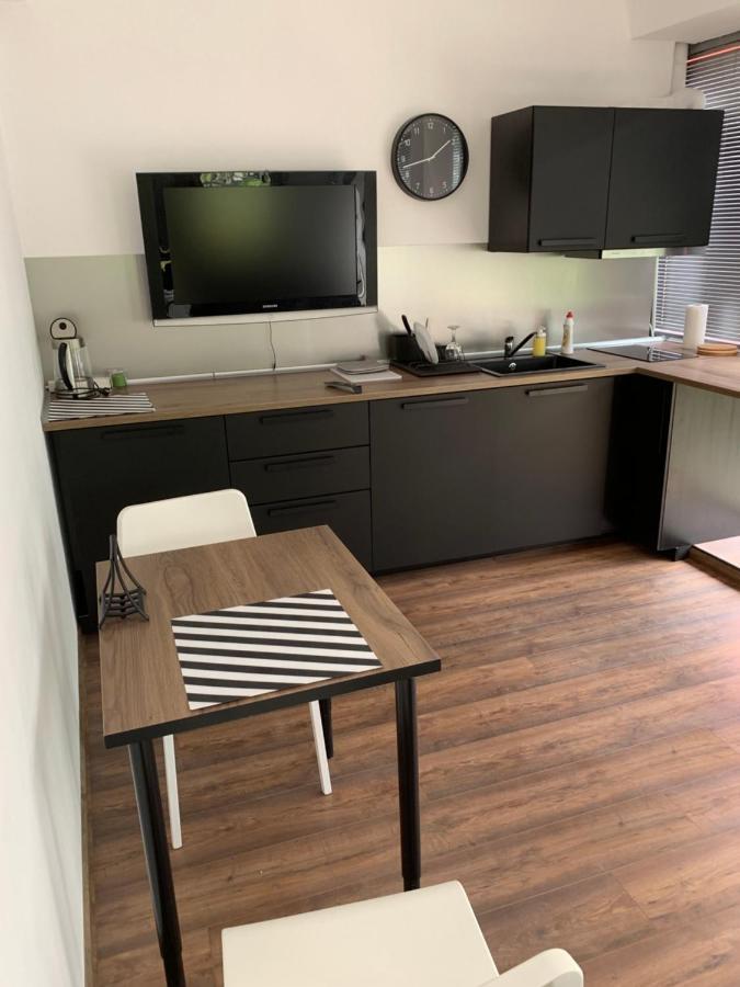 Lilia 3 Self-Check In Apartment With Hot Water Despite Prevention In The Neighborhood, Food And Drink Shop Open Until 10 Pm And Free Parking Area Next Ot 24 Hours Food And Drink Shop And Free Parking Area โซเฟีย ภายนอก รูปภาพ